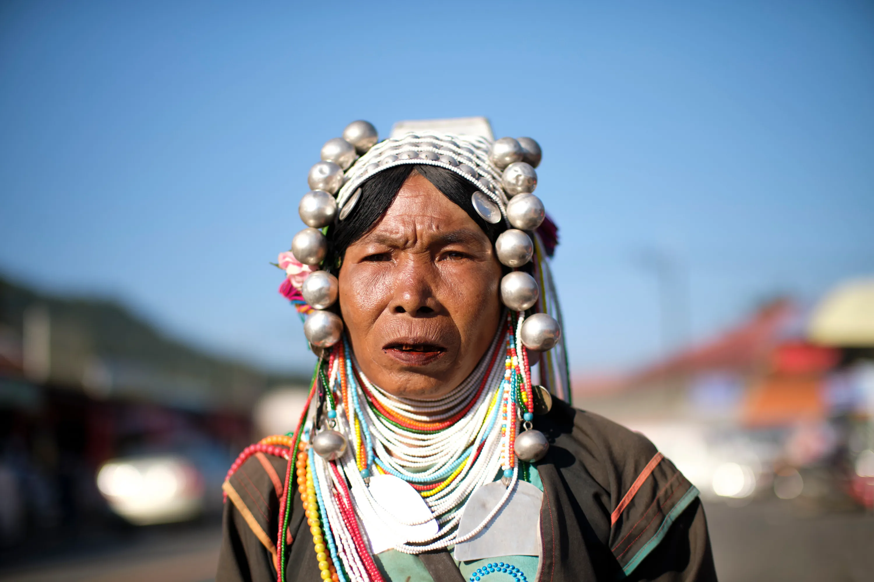 Une femme de la tribu Karen habillée en tenue traditionnelle 