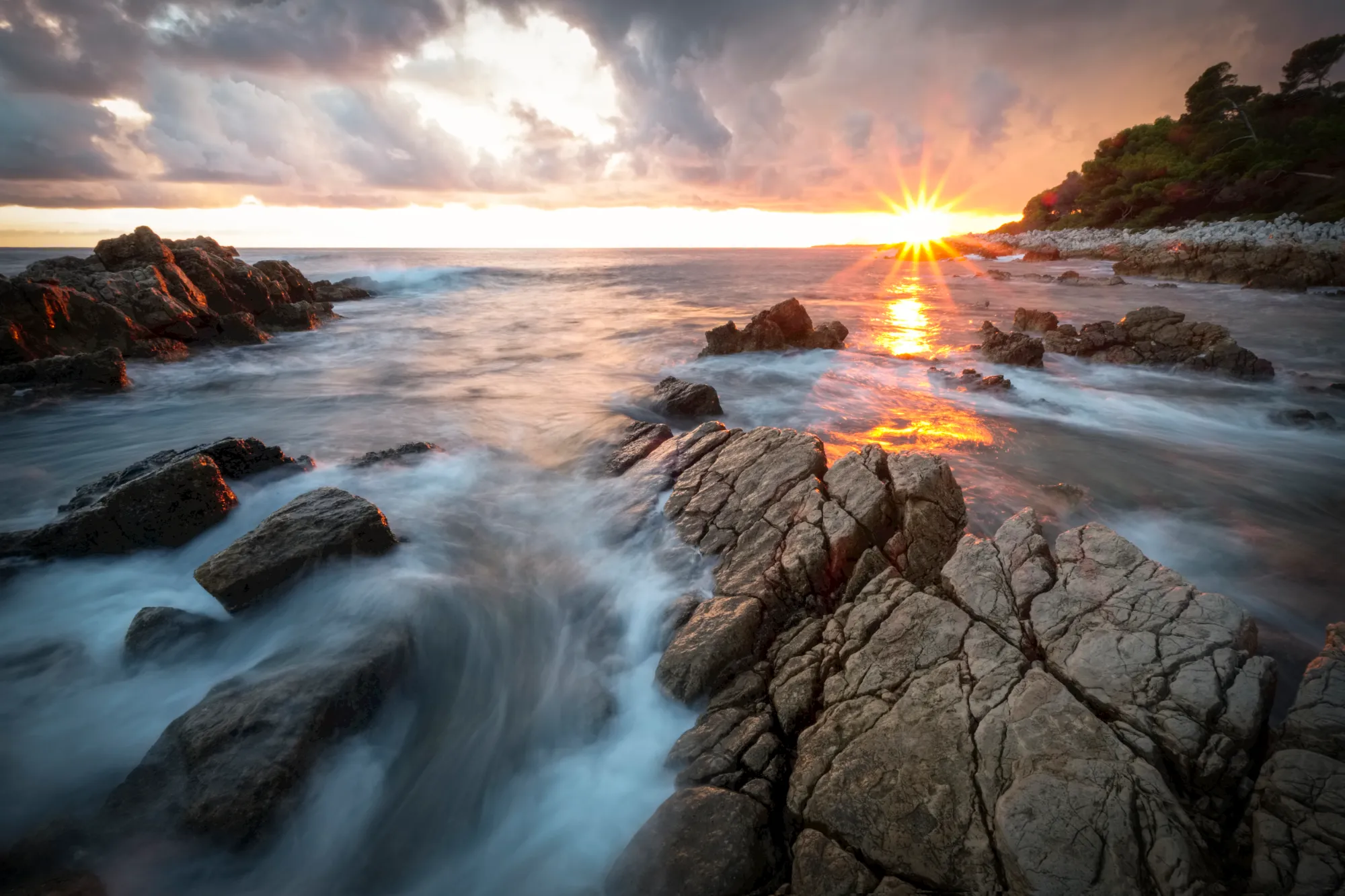 Un photo longue exposition de la mer sur les rochers au Cap d'Antibes 