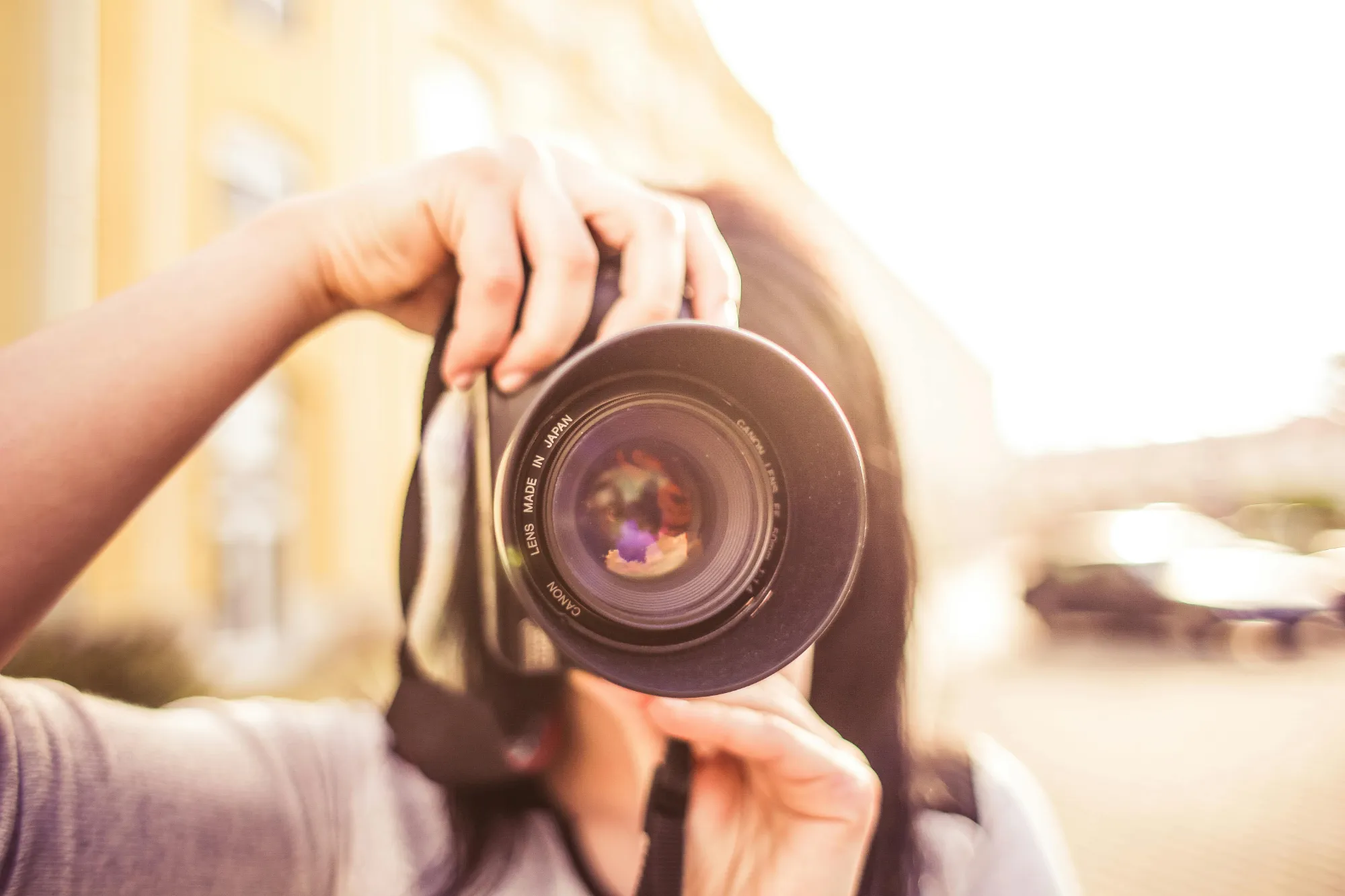 Une photographe qui est en train de réaliser un cliché.