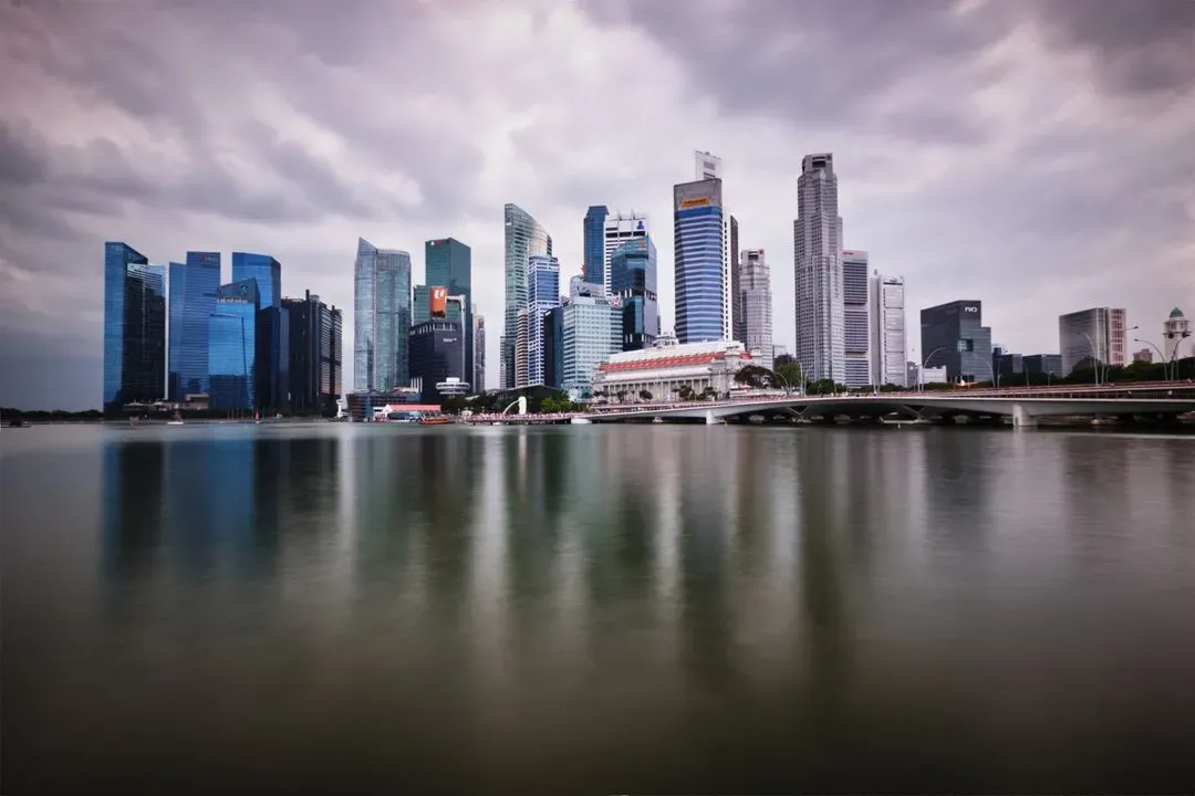 Le grattes ciel  du  centre ville de Singapour qui reflètent sur l'eau 