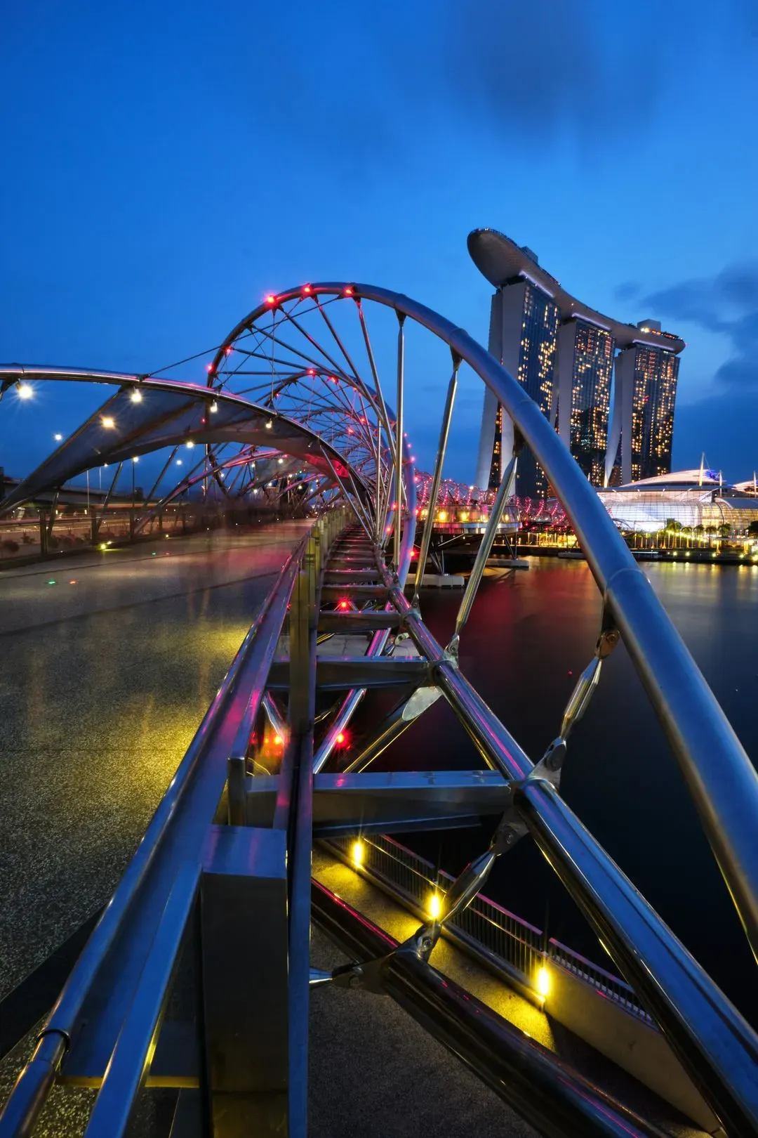 le futuriste pont  Helix bridge illuminé  à Singapour 