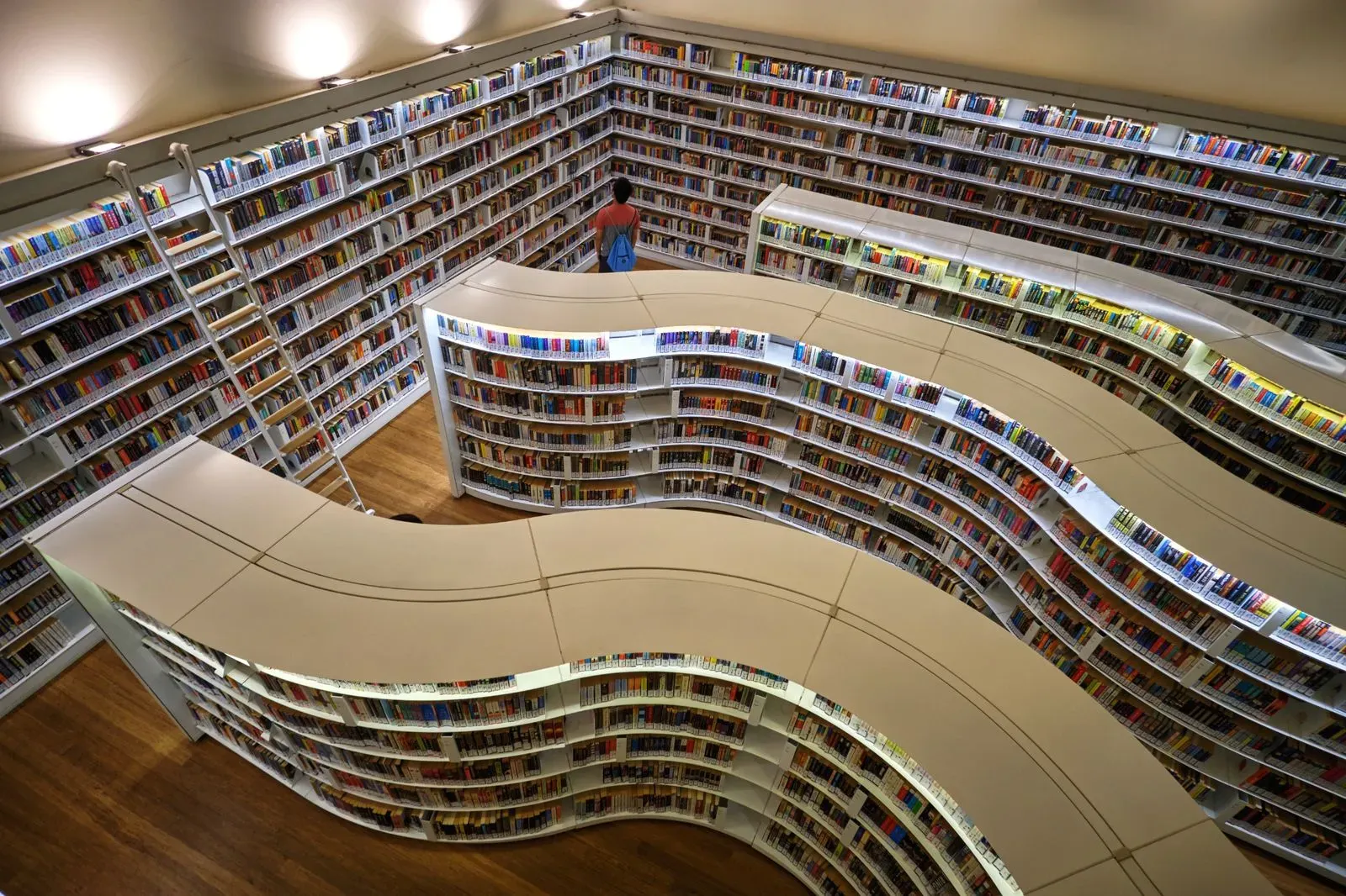 La très moderne library@orchard et ses étagères ondulées à Singapour