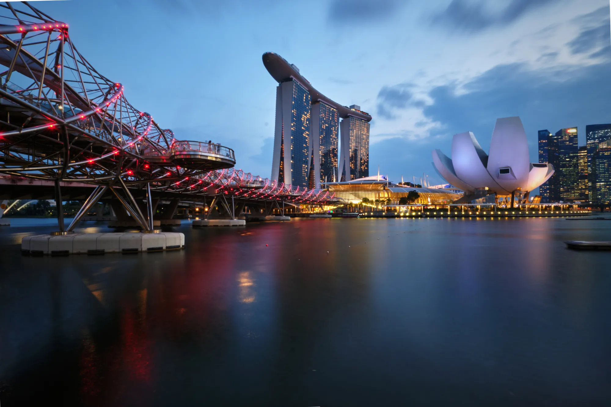 le futuriste pont  Helix bridge illuminé  à Singapour 