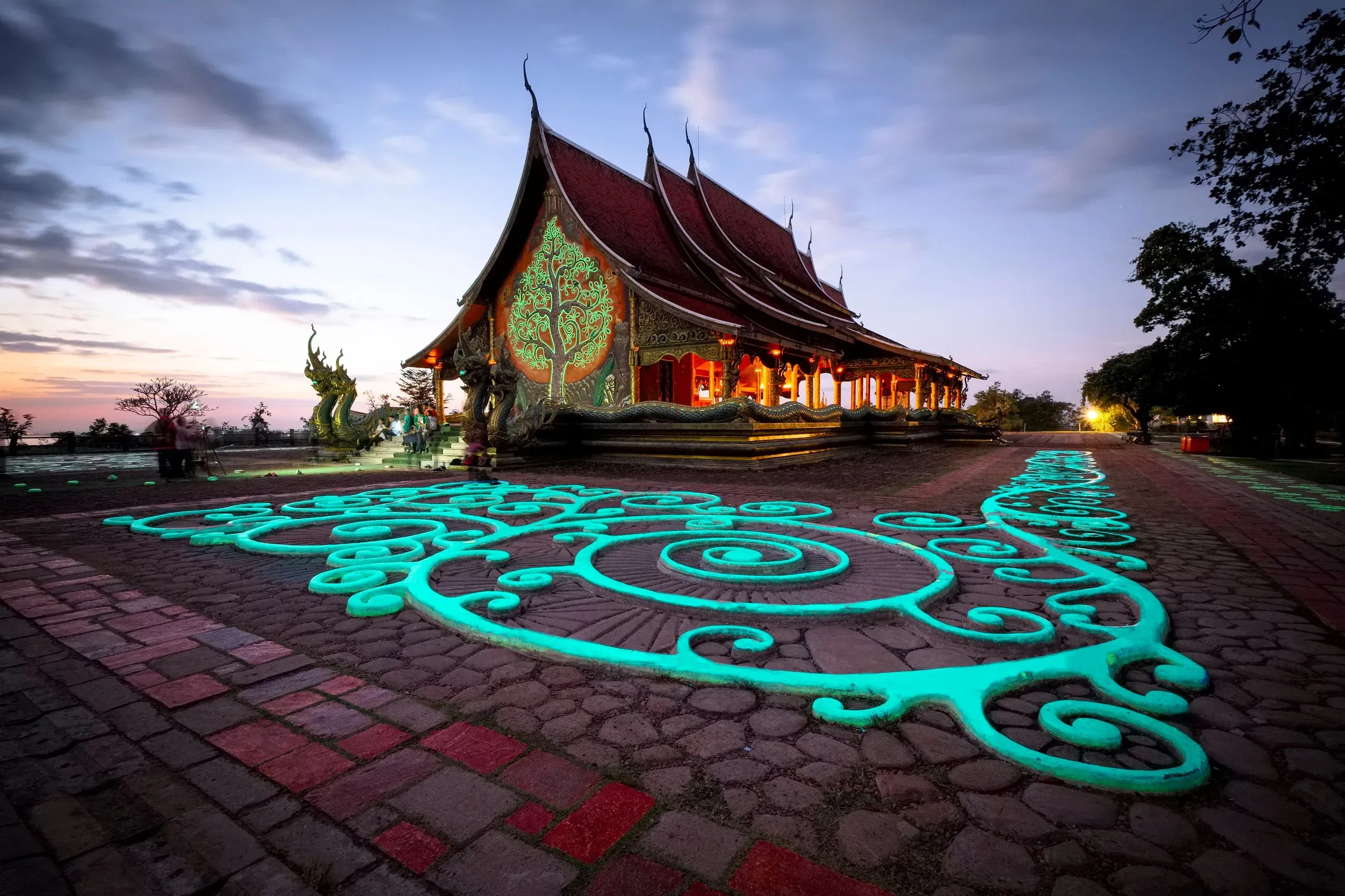 Le temple Bouddhiste de Wat Sirindhorn Wararam et ses peintures fluorescentes à Chonk Mek en Thaïlande.